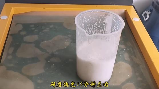 正在不銹鋼矩形方塊拋光清洗去毛刺